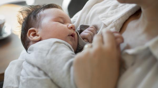 „Bebelușul meu doarme doar când este ținut în brațe” Iată ce poți face!