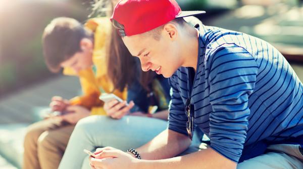 46% dintre tineri spun că rețelele sociale le afectează sănătatea mintală