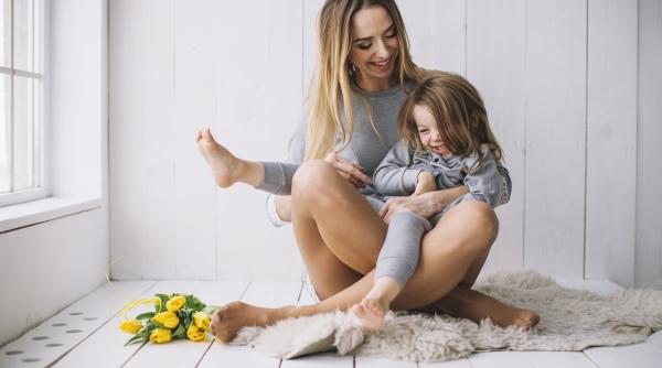 Gâdilatul, o formă inocentă de joacă extrem de periculoasă copilului. Psiholog Alina Dragnea: Iată ce se întâmplă