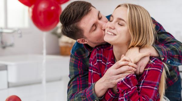 De ce se sărută oamenii? Cum a început acest gest și de ce continuăm?