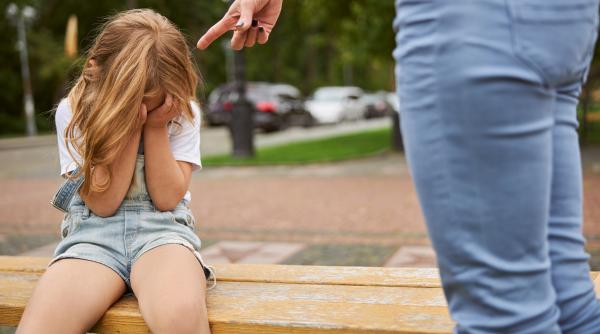 Educi sau distrugi? Disciplina NU înseamnă pedeapsă, iar diferențele dintre aceste concepte sunt esențiale pentru dezvoltarea copilului!