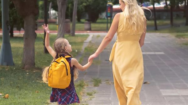 Mama „Venmo” devine un model de parenting tot mai popular: Ce spun experții despre acest trend