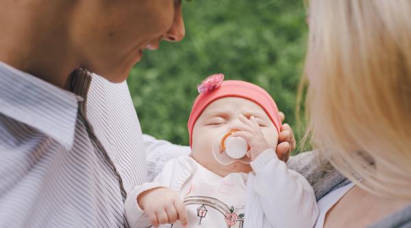 Sfaturi de la experți pentru a rezista schimbărilor pe care sosirea primului copil le aduce în cuplu