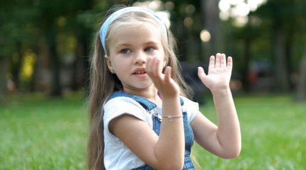 „Copilul bate din palme sau flutură mâinile”. Specialist: „Acest tip de comportament este adesea asociat cu o tulburare de neurodezvoltare”