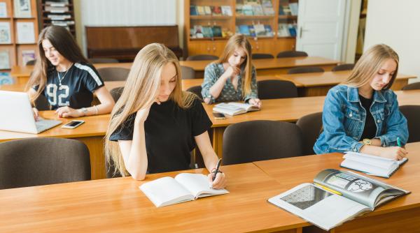 Micro-credite. Viitorul curricumului universitar. Profesorul Romiță Iucu: „Ne confruntăm cu schimbarea motivațiilor celor care învață și tipul focalizării lor” / VIDEO