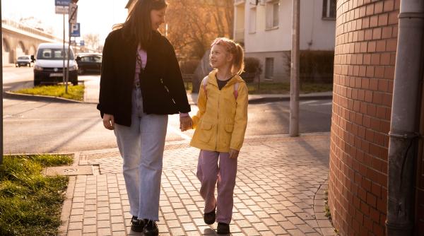 Avertismentul unui expert atunci când copiii NU mai sunt afectuoși: „Părinții trebuie să rămână calmi și să nu pară ciudați”