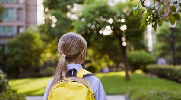 Cercetătorii Stanford le răspund părinților care se întreabă dacă să-și înscrie copilul la școală sau să mai aștepte un an: „Studiul nostru a arătat asta!”