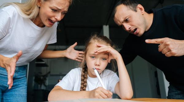 Țipi la copil ca să-și facă temele? Experți: „Când creierul percepe o amenințare, deconectează toate centrele pentru a face față pericolului”