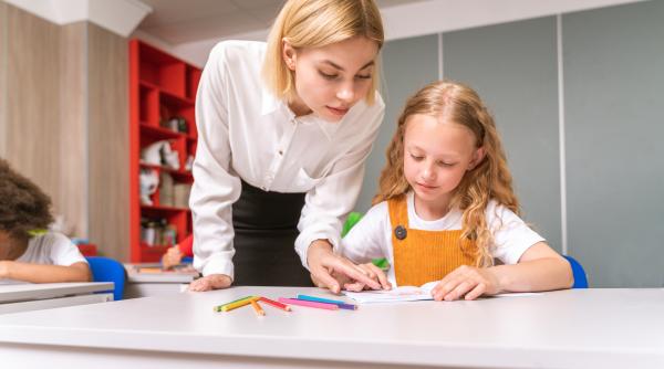 Profesorii care predau pe baza „growth mindset” îmbunătățesc succesul școlar al elevilor. Concluzii din cercetările Stanford