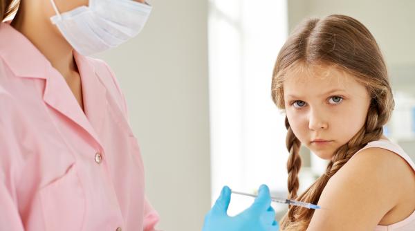Vaccinul: cum îi liniștiți pe copiii care se tem de injecție? Opinia unui pediatru