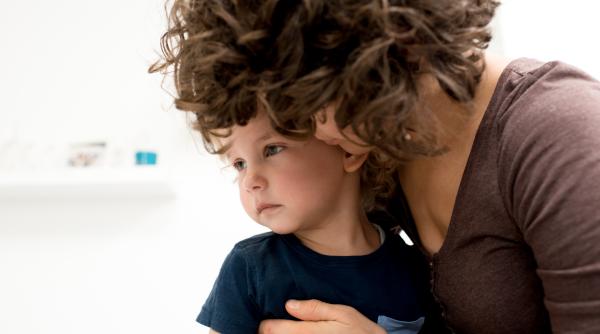 Afirmațiile care mângâie și oferă sprijin emoțional copilului atunci când plânge. Părinții se vor simți mai bine ajutându-l, iar el va simți că este înțeles și respectat