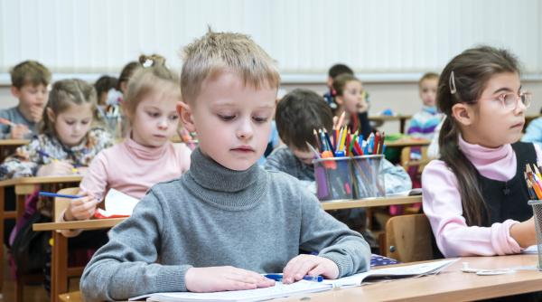 Cele 7 reguli de aur pentru elevi. Părinți, învățați-i să le respecte ca să devină copii de succes!