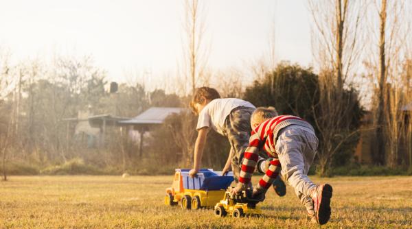 Cercetare: Cu cât se joacă mai mult în aer liber în copilărie, cu atât este mai puțin probabil să dezvolte această boală pe parcursul vieții