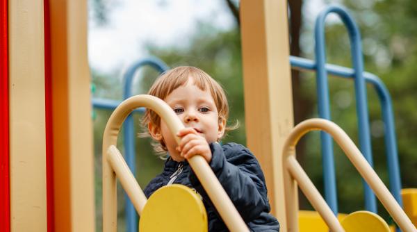 „Copilul meu preferă să se joace singur, ar trebui să fiu îngrijorat?” Specialiștii spun când este normal și când există o problemă