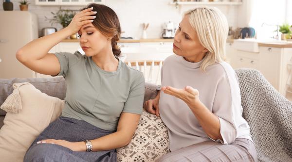 Semne că ai fost crescut de părinți care se așteaptă să le plătești pentru copilăria ta