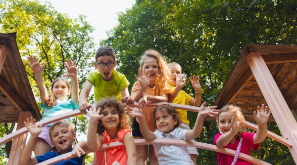 Fotbal luni și marți, engleză miercuri, înot joi și vineri? Uitați de ele! Cea mai valoroasă activitate extrașcolară pentru copilul tău este asta! E gratuită!