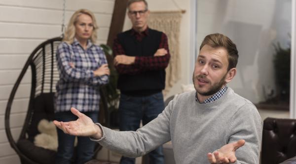 Semne că faci parte dintr-o familie disfuncțională, care la început pot părea normale, potrivit experților