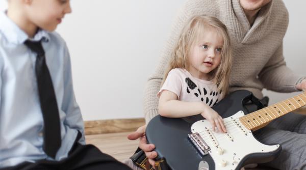 Sfaturile psihologului Erin Sahr pentru creșterea copiilor ”liberi” de masculinitatea toxică