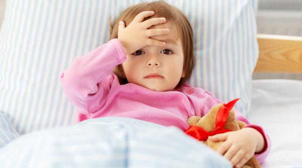 Virusul Sincițial Respirator (RSV), o amenințare invizibilă pentru copii. Cum îi putem proteja?