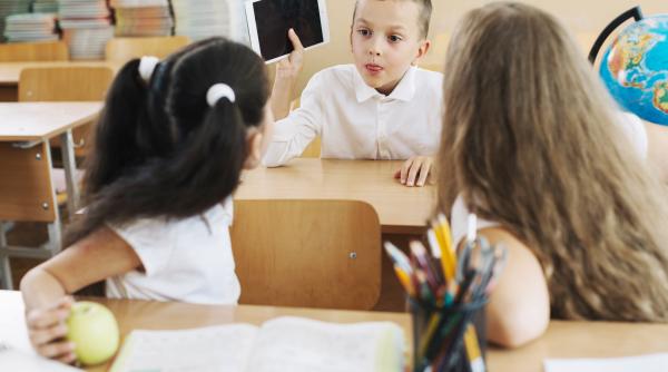 Elevii care vorbesc prea mult în clasă. Cum să ajutăm copiii?