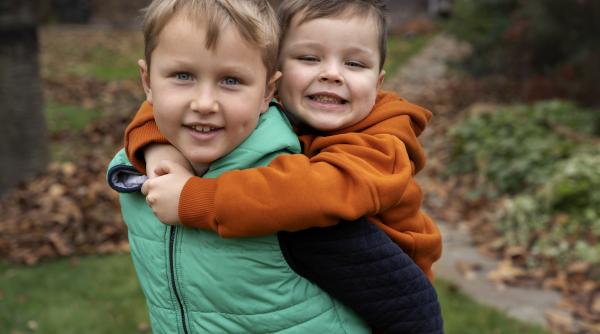Cum să gestionezi rivalitatea între frați: Ghid complet pentru părinți 