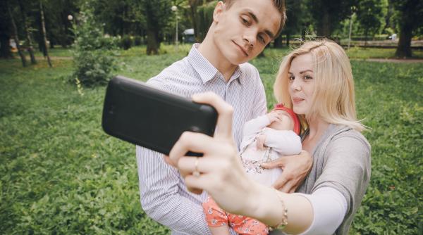 Iată de ce să NU postezi online despre copilul tău