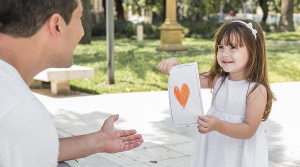 Nu a spus niciodată ”te iubesc, mami”?  5 moduri în care copiii le comunică dragostea părinților  