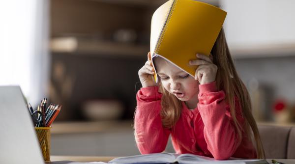 Stresul temelor pentru acasă, o realitate pentru mulți părinți și copii. Petruț Rizea: „Este un efort cognitiv, iar adaptarea nu se face de azi pe mâine. Refuzul lor e normal!” / VIDEO