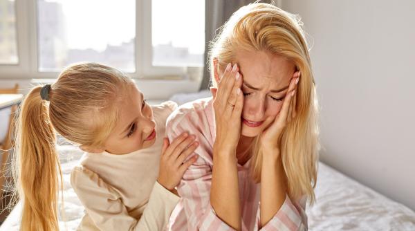 Este în regulă să-i spui copilului tău că ești trist? Sfaturile psihologului Geanina Timofte