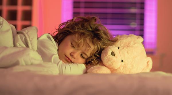 Harvard: De ce nu este sănătos să vă lăsați copiii să stea treji până târziu