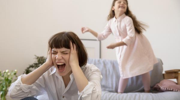 Oprește-te din a mai țipa la copiii tăi. Cum funcționează pauza conștientă