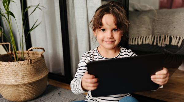 Cele 6 mituri false despre utilizarea ecranelor de către copii, explicate de experți