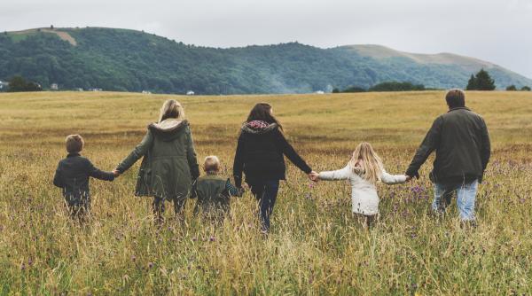 Fără reguli și fără școală! Povestea unei familii cu șapte copii, care a ales un stil parental permisiv, dus la extrem