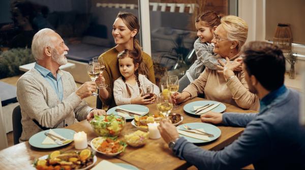 Motive pentru a lua masa în familie fără televizor și telefoane mobile