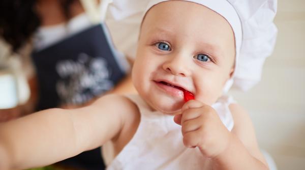 Trucul cu paharul pentru a afla dacă i-au apărut primii dinți bebelușului