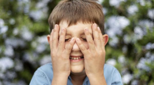 Dificultăți de concentrare? Consultantul educațional propune ”exercițiul cu ochii închiși” pentru antrenarea atenției copiilor