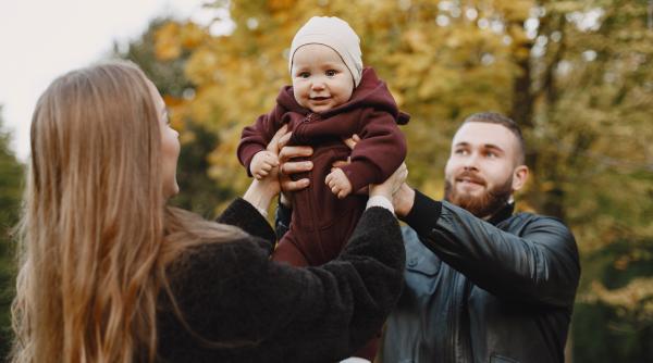 Pentru a fi un model de urmat pentru copilul tău, este NECESAR să renunți la aceste comportamente