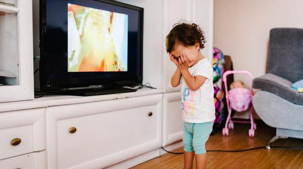 Un comportament greșit adoptat de părinți. Urania Cremene: Nu-i poți cere unui copil să închidă televizorul