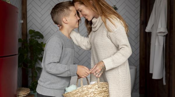 Cum se poate ”salva băiatul mamei”? Psihologul Radu Leca: Nu o să faci asta? Nu o să fii niciodată un bărbat puternic