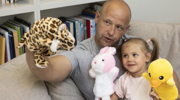 Iată când învață copiii să se prefacă. De ce este importantă prefăcătoria pentru dezvoltarea copiilor?