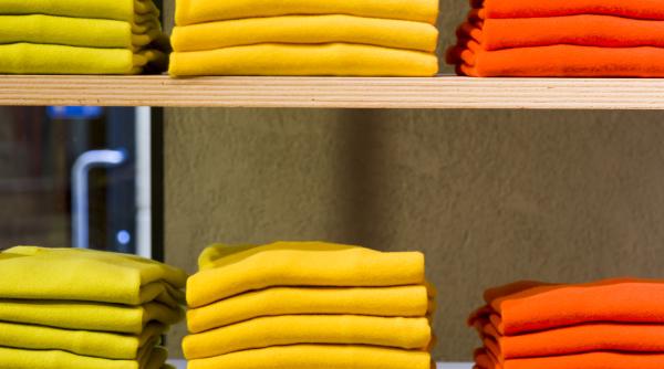  Ce înseamnă să ai hainele ordonate pe culori, din punct de vedere psihologic?