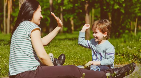 „Modul în care vorbești cu copiii va deveni vocea lor interioară în viitor”. Cum pot părinții să le construiască un dialog intern pozitiv și sănătos