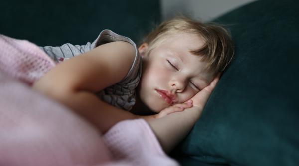 Unul din trei minori are probleme cu somnul. ACESTEA sunt cauzele?