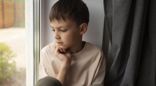 Ce comportament din copilărie provoacă un atașament anxios la vârsta adultă?