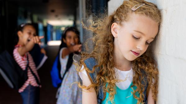 O fetiță de 6 ani răspunde în cel mai frumos mod unei colege care o hărțuiește