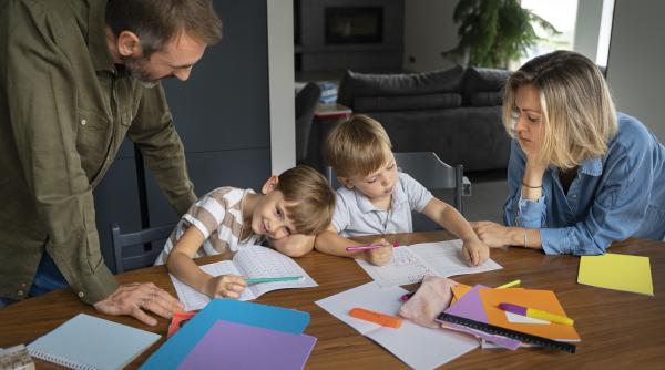 Profesor Harvard: Asta e CEA MAI MARE GREȘEALĂ pe care o fac părinții atunci când copilul nu vrea să își facă temele