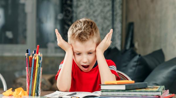 Cum cultivăm plăcerea de a face teme. Oana Moraru: Visul nostru să ne vedem copiii că lucrează temele singuri