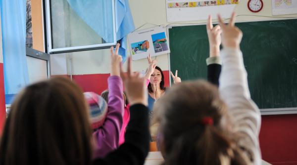 O mică schimbare pentru a îmbunătăți notele copilului tău la școală: O simplă ajustare poate face o mare diferență în performanța școlară a elevului!