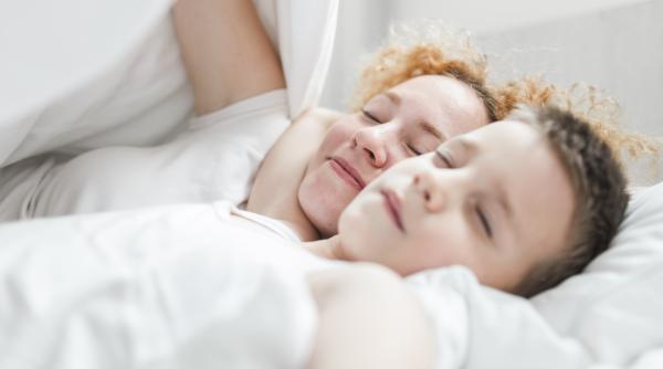 Psiholog Constantin Cornea, explică de ce un copil care doarme prea mult cu mama se infantilizează. „Vorbim de un fătălău versus un băiat bine dezvoltat”