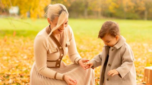 Parentingul românesc vs cel englez. Bianca Andreica: „Suntem genul de părinți care vrem să le facem singuri pe toate. Ne bucurăm de ajutorul ocazional, însă îl refuzăm pe cel permanent”